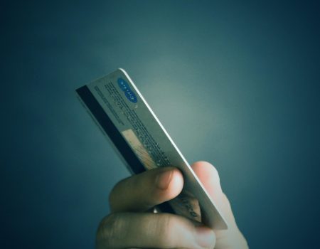 Arnaque au « faux conseiller » et au faux coursier la gendarmerie alerte, les seniors particulièrement visés.