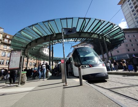 Strasbourg. Pensant retrouver une jeune fille, il tombe dans un guet-apens et se fait frapper. Trois jeunes condamnés à des TIG